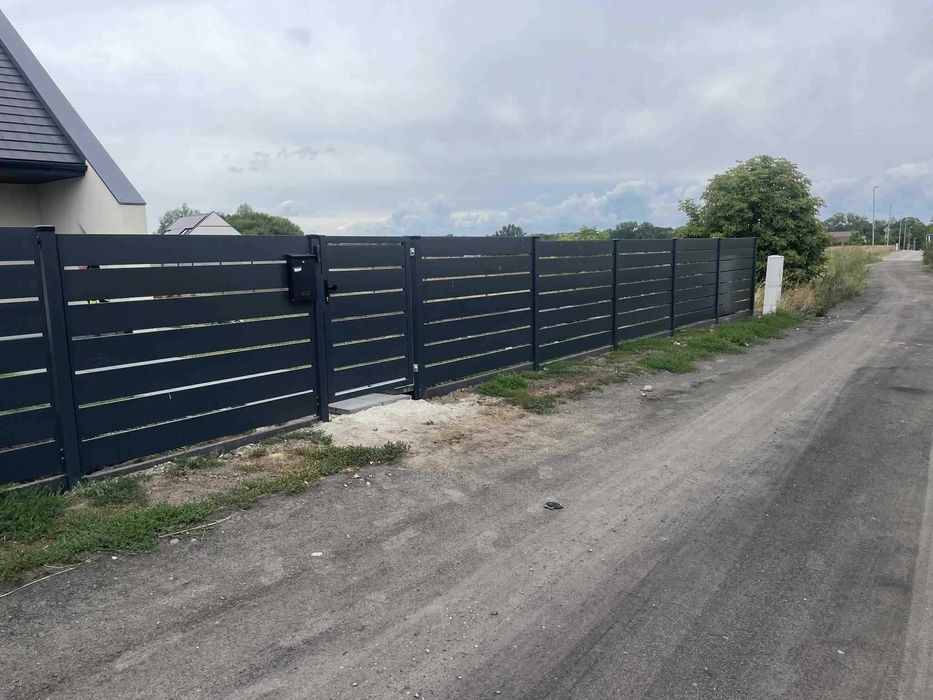 Nowoczesne Ogrodzenie Palisadowe z Montażem i Bramą