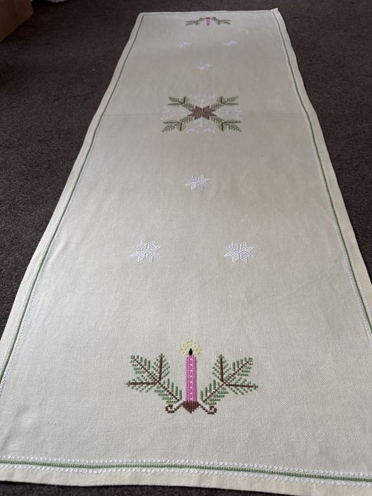 Bieżnik ręcznie haftowany motywy  Świąteczne   do kolekcji