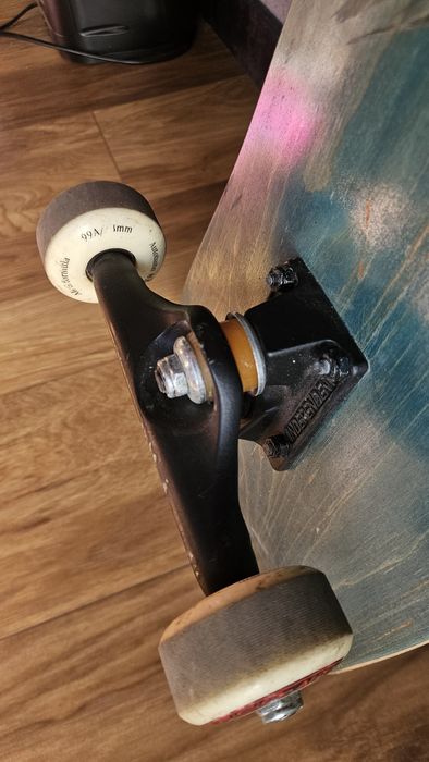 Skateboard Enuff, trucki Independent, koła 99a 53mm,