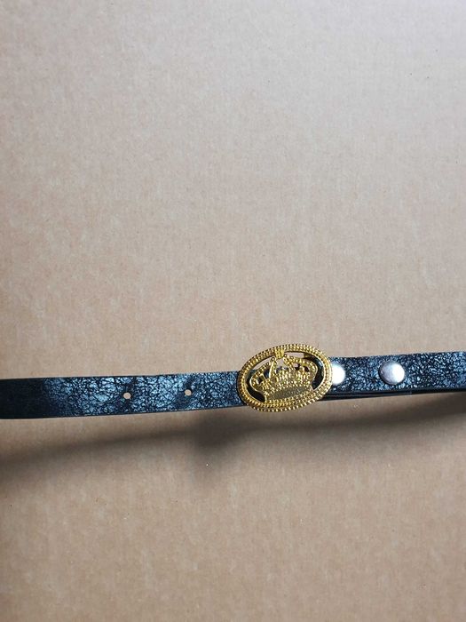 Czarny wąski pasek ze złotą klamrą