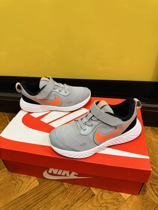 Кроссовки Nike Revolution размеры 28,5 и 29,5