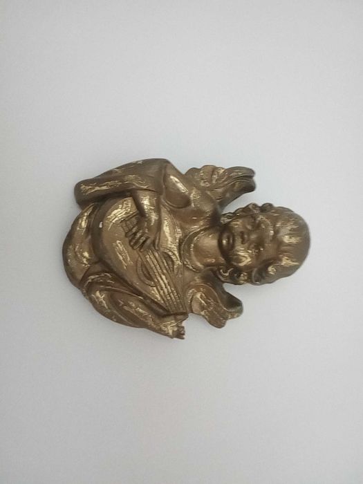 Anjo decorativo de parede em metal. amarelo