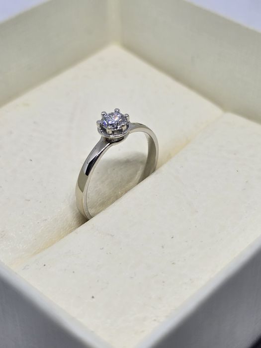 Золотое кольцо с бриллиантом 0,30 ct Damiani.
