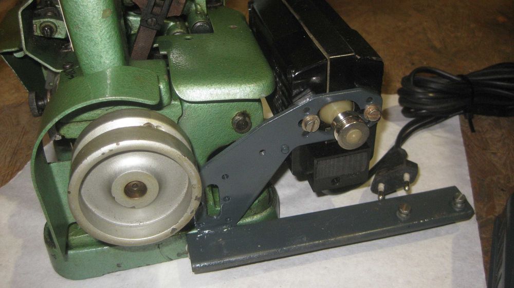 zabytkowa maszyna do szycia overlock