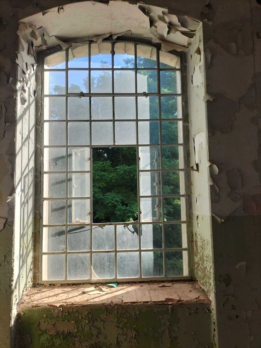 Stare solidne łukowe okno żeliwne