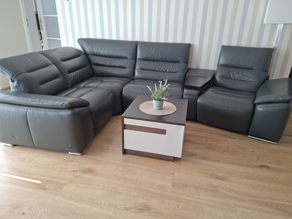 Skórzany narożnik Etap Sofa Impressione z elektrycznym relaksem i stolikiem - jak Kler