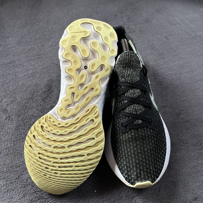 Жіночі кросівки Nike react flyknit. P. 37,5.