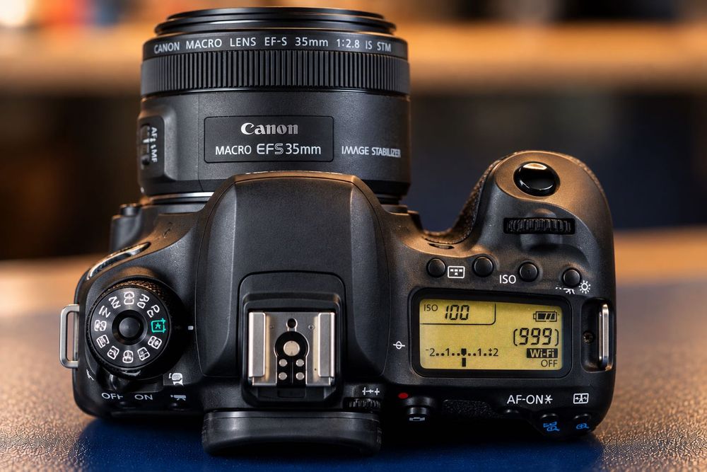 Canon EOS 77D + EF-S 35mm f/2.8 Macro IS STM | Excelente Estado
