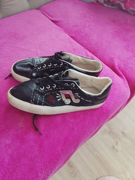 Ciekawe trampki czarne z naszywkami