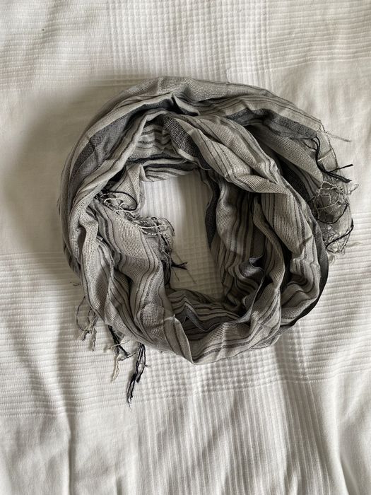 Cienki szary szal w paski ze srebrną nitką