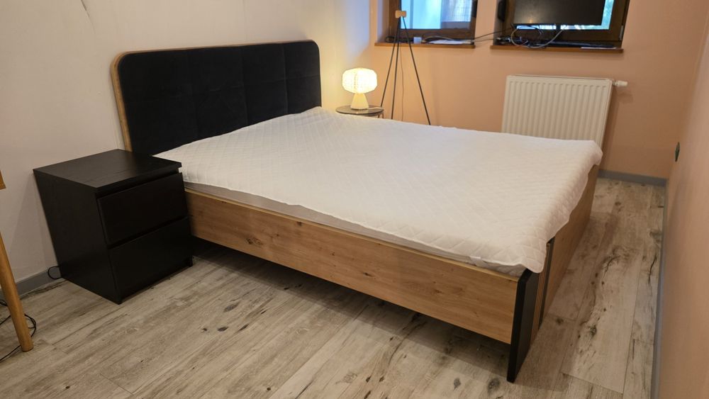 Łóżko 160x200 tapicerowany czarny zagłówek + szafka nocna