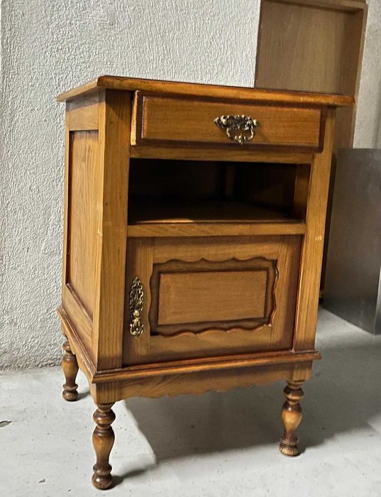 Mesa cabeceira em madeira