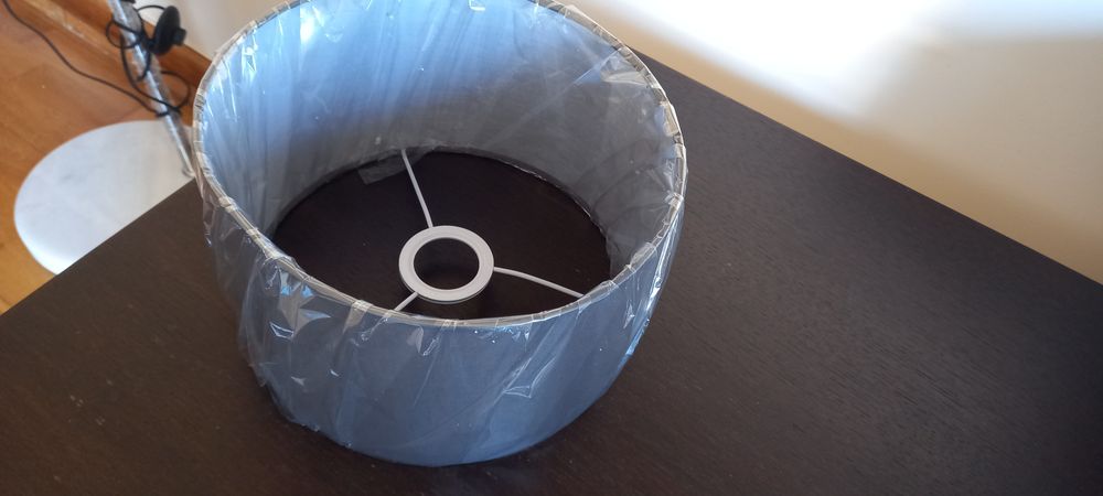 Abat-jour cinza com 30 cm de diâmetro. Novo. Ainda no plástico.