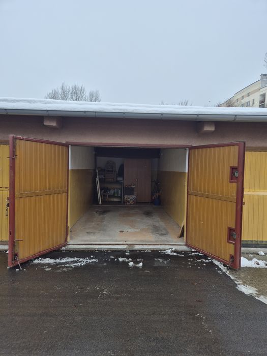 Rezerwacja: Garaż, os. 2 Pułku Lotniczego