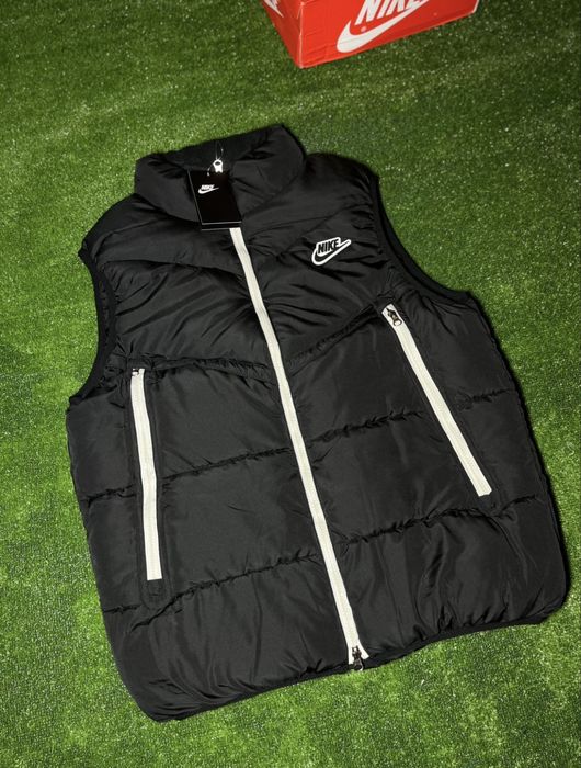 Жилет Nike NSW Shield у чорному кольорі