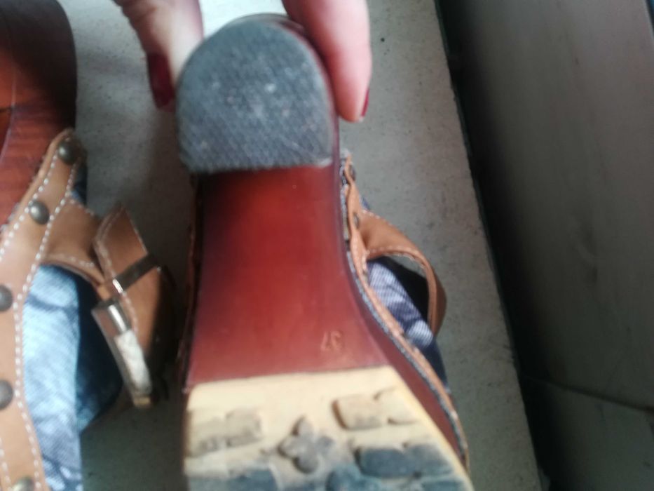 Sandálias de madeira