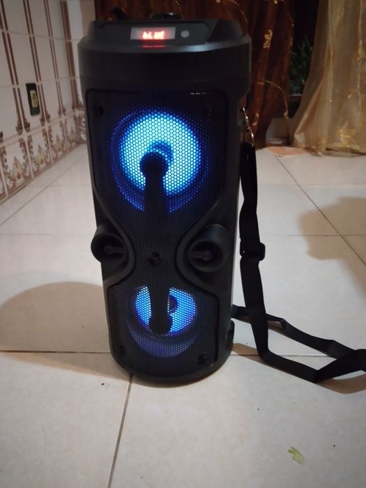 Coluna bluetooth nova com radio até 14h microfone/comando/pens/cartão