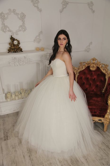Продам пишну весільну сукню ivory, корсет на шнурівці, 44–46 (укр), як нова