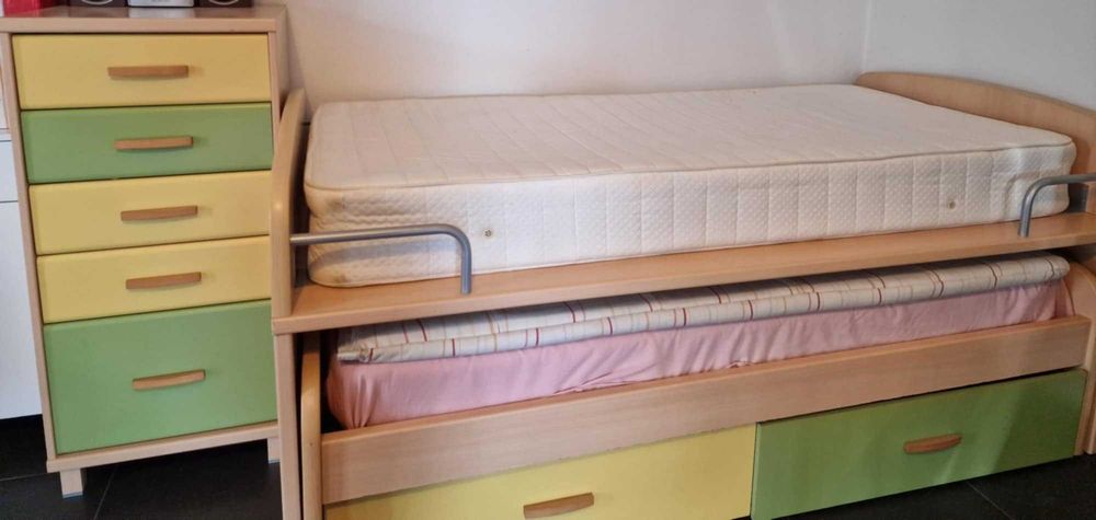 Mobilia de quarto para criança com cores alegres