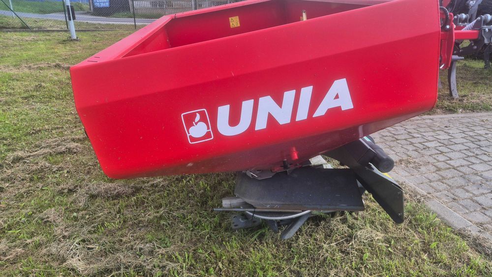 Rozsiewacz nawozów UNIA MX 1000; nieużywany