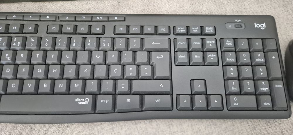 Conjunto Teclado + Rato Logitech MK295 Silent Wireless – NOVO SEM USO