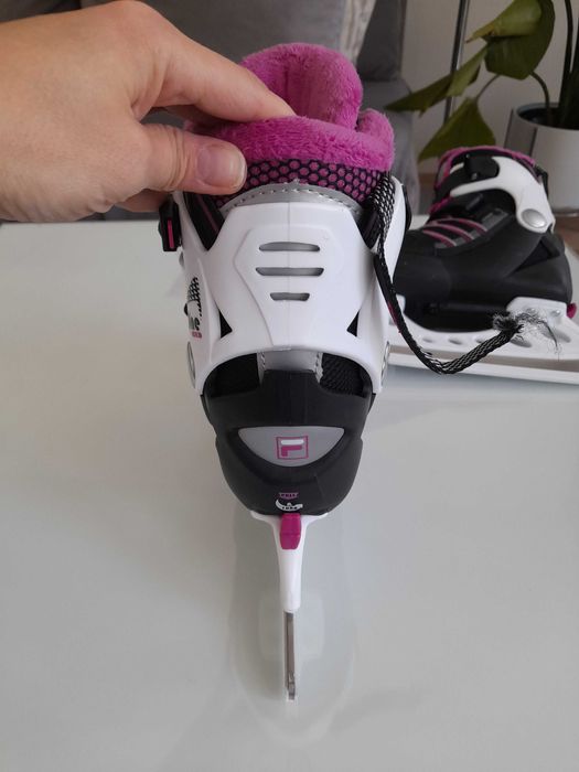 Łyżwy Fila X One Ice, regulowane, w roz. 32-35.