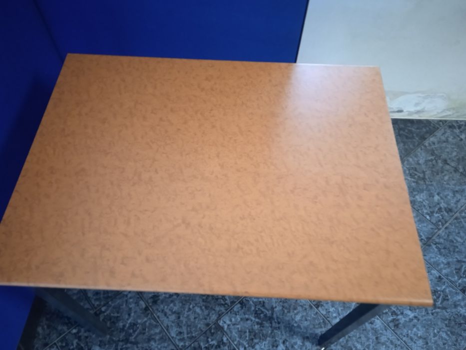 Mesa pequena castanha