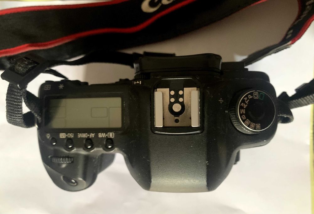 Canon 5D Mark II + 3 baterias, carregador original e 2 cartões de 16GB