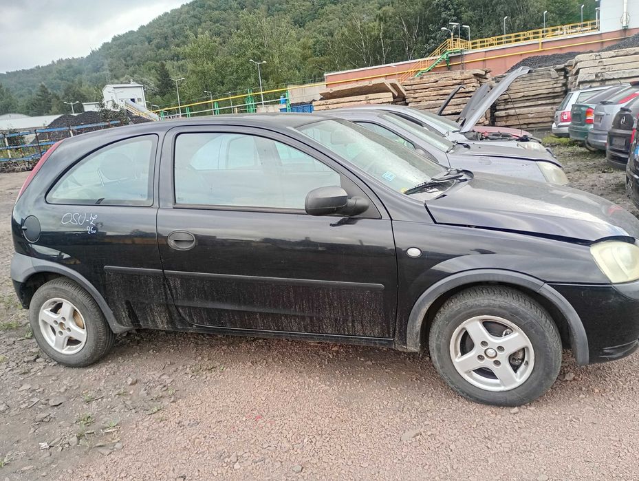 Opel Corsa C 1,0  maska czarna, części transport FV dostawa