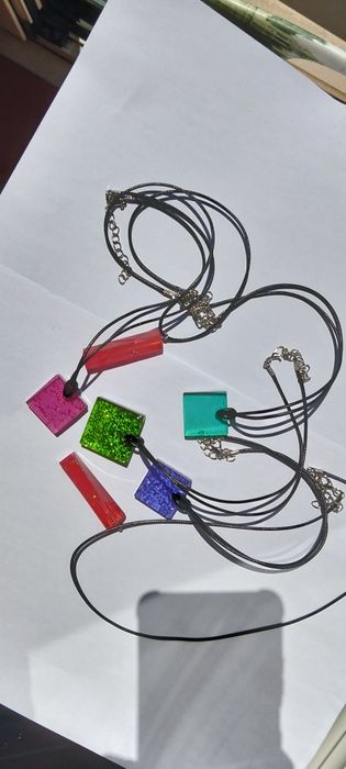 Colares muito bonitos e de muitas cores diferentes