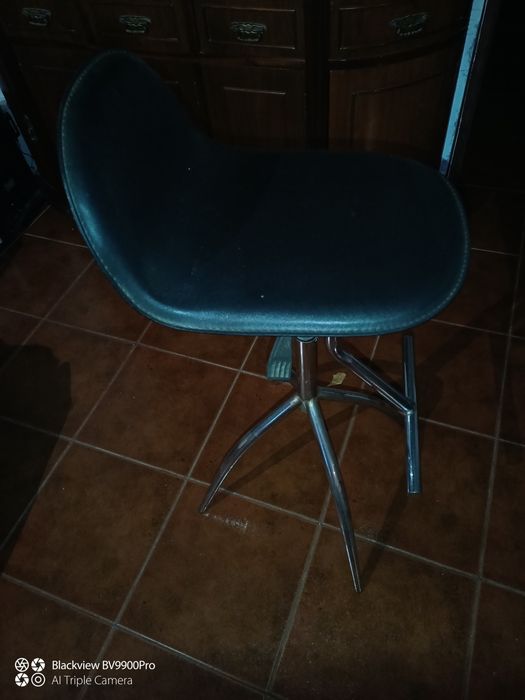 Banco alto em ferro e couro