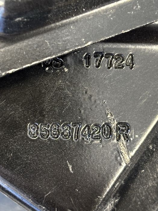 Wsporniki lewa i prawa strona Cadillac Escalade 2021-2024 (85637420, 85637419)