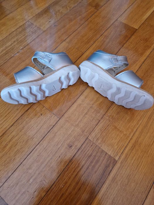 Sandália menina prateada Clarks tamanho 20