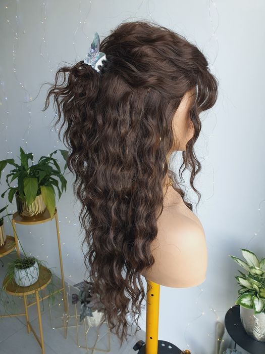 Długa lekka peruka loki fale brąz naturalana fryzura