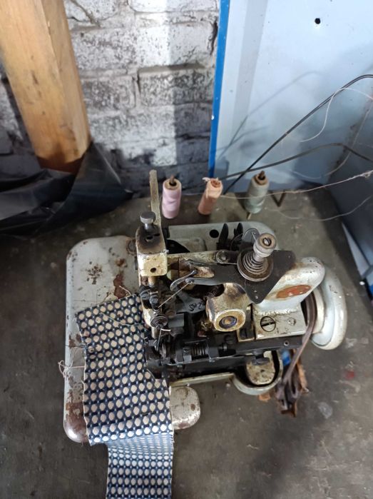 Продам оверлок, трехниточний