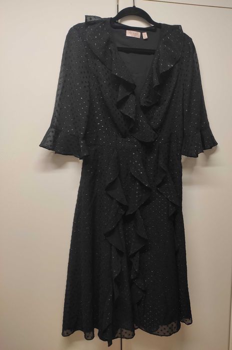 Vestido preto com folhos