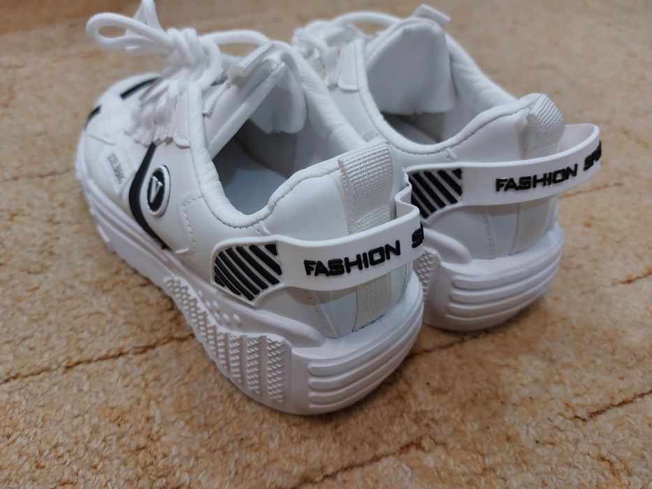 Okazja cenowa Buty damskie białe rozmiar 39