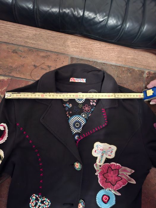 Czarny żakiet z aplikacjami