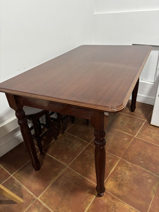 Mesa madeira com 4 bancos