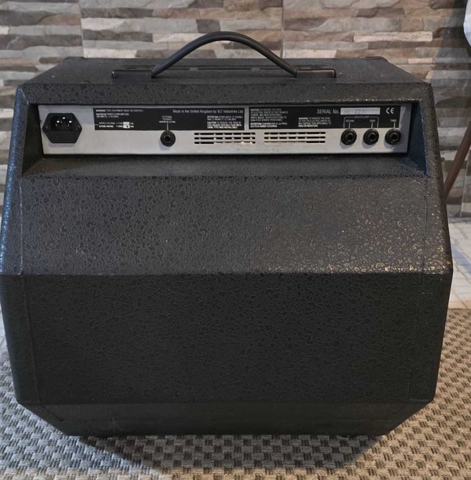 Baixo Ibanez SDGR (2002) e amplificador Laney RBW200 (200 W)