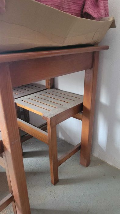 Mesa 4 cadeiras Madeira Bom estado