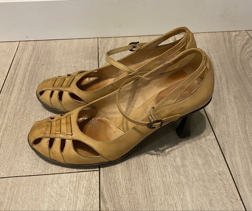 Czółenka z paskiem, skóra naturalna