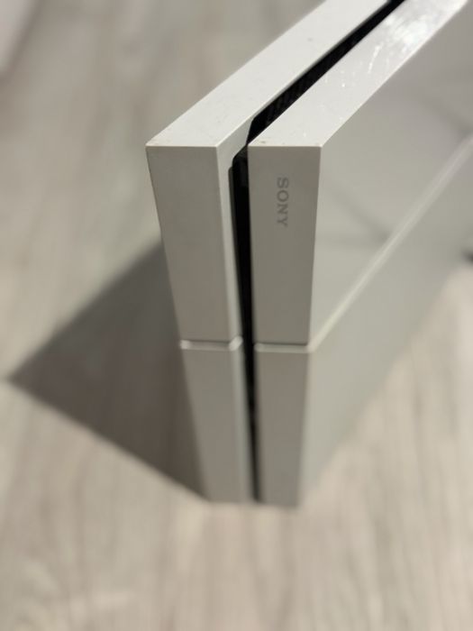 Продам консоль PS 4