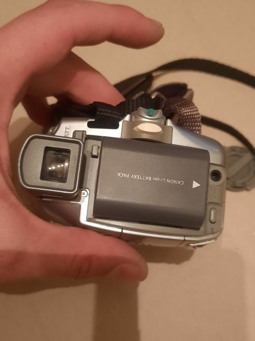 Продам відеокамеру  Canon MV830i