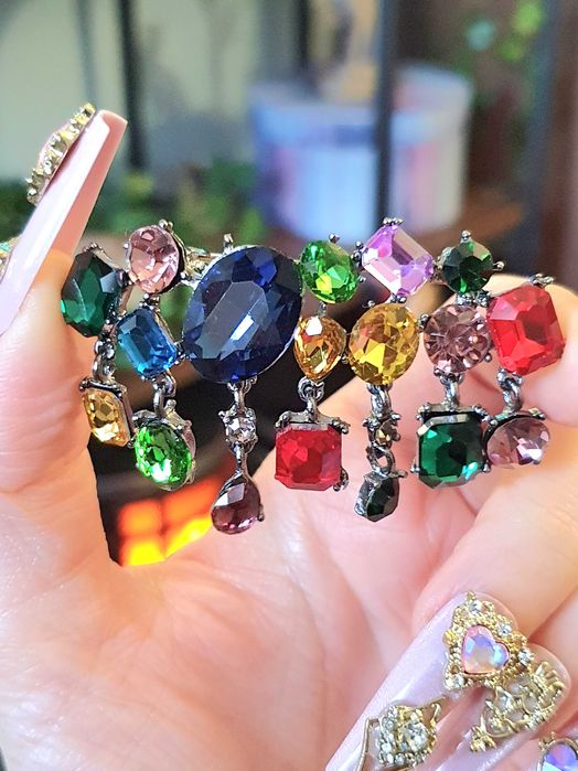 Broche / pregadeira /alfinete cintilante com cristais multicoloridos