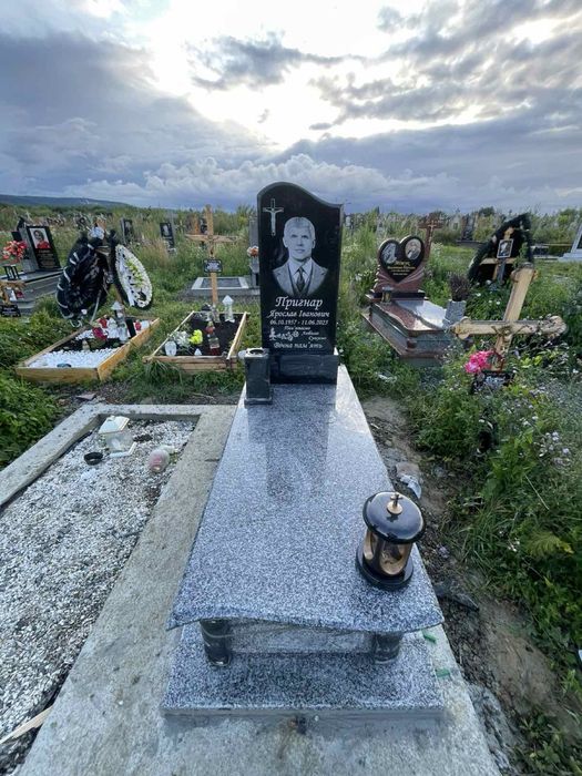 Памʼятник з монтажем
