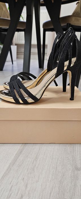 Eleganckie sandały- szpilki Menbur r 38