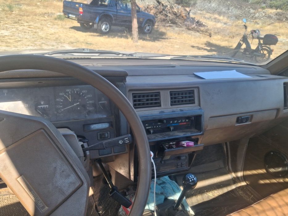 Nissan d21 4x4 com algumas marcas de uso