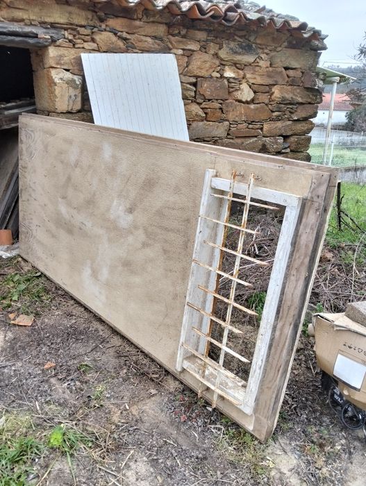 Vende se estrutura de casa de madeira