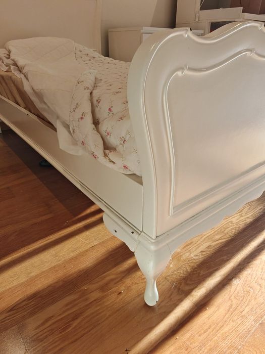 Cama individual lacada a branco estilo vitoriana